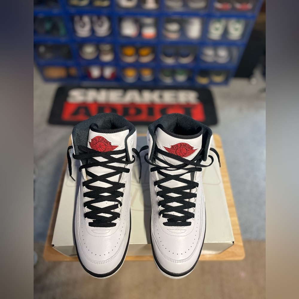 Jordan 2 Retro chicago’s Sneakers in White and Black with Red Accents